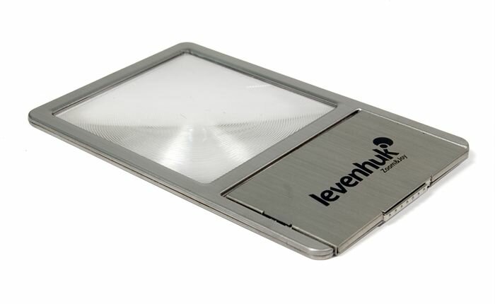 Fresnelova čočka Levenhuk Zeno 90, 2,5x, 48/45 mm, kov Fresnelova čočka Levenhuk Zeno 90, 2,5x, 48/45 mm, kov