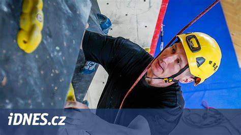 obrázek: ilustrace výbavy na lezecké stěně