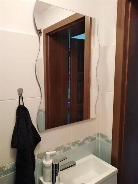 stříbrný rám zrcadla interiér koupelna