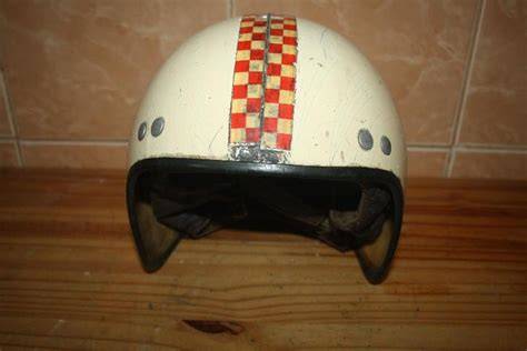 retro helma kokoska a brýle na lejtre