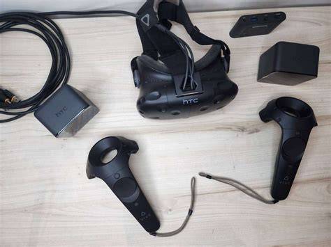 Infografika: systém HTC Vive sestavení (headset, base stations, controllers, link box)