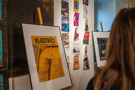 Kleště inscenace a plakát koncertu v kapli