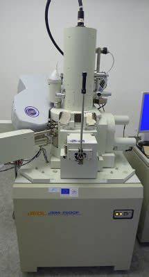 elektronovy mikroskop a atomarni zdroj
