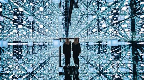 instalace nekonečná zrcadla Kusama